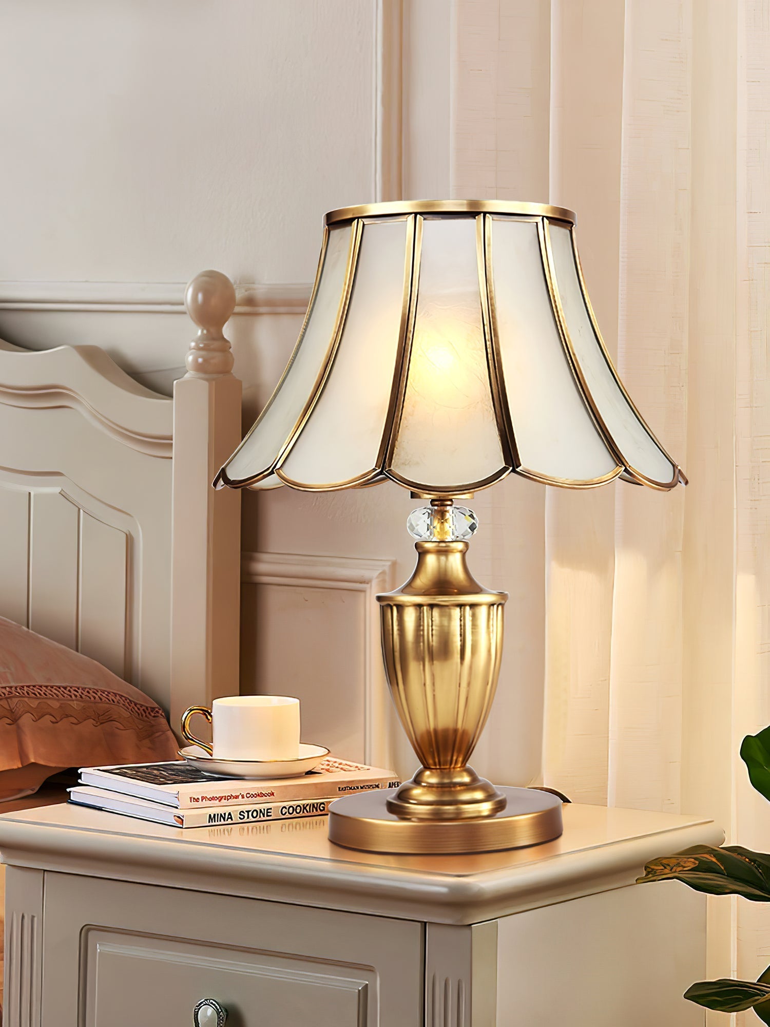 ChicLuxe – Minimalist Table Lamp with Gold Stem 4