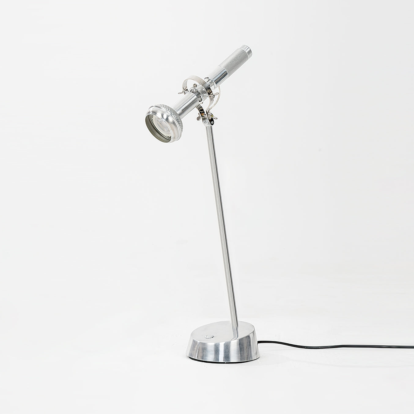 IronLume – Sleek Metal Industrial Table Lamp 3