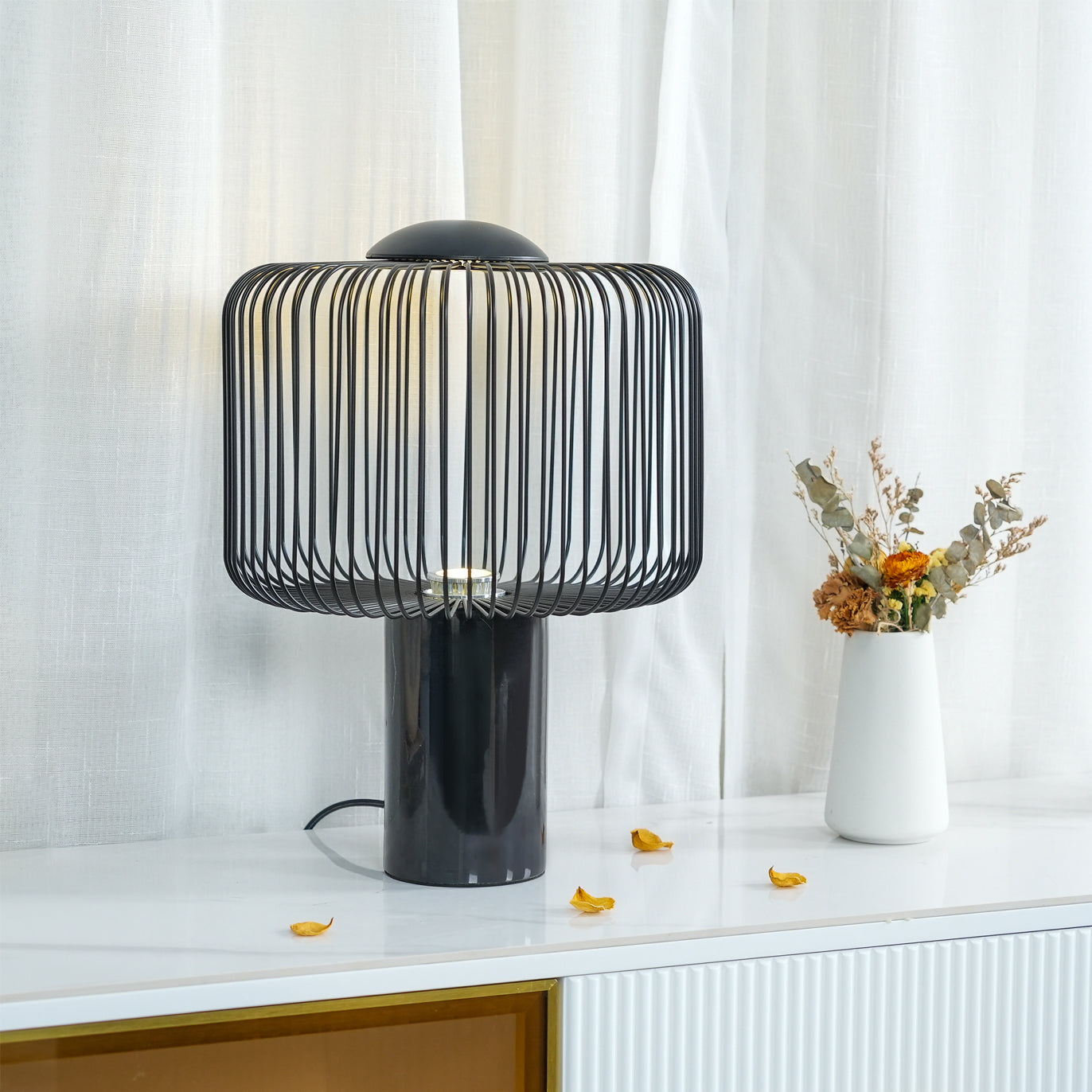 KeshiBeam - Elegant Table Lamp with Sleek Base and Subtle Glow 7