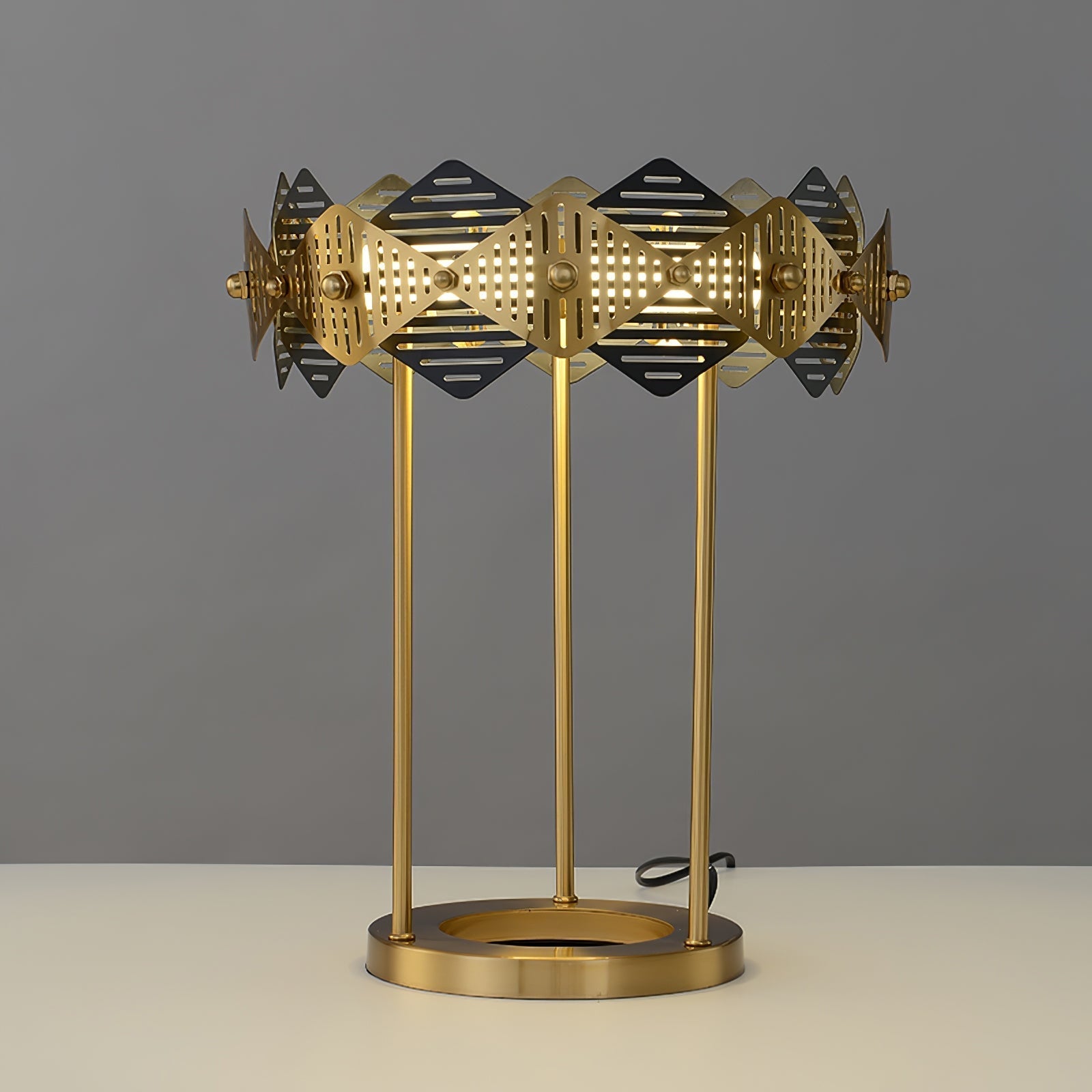 LuxeCrimson - Table Lamp with Timeless Design and Warm Red Elegance 1