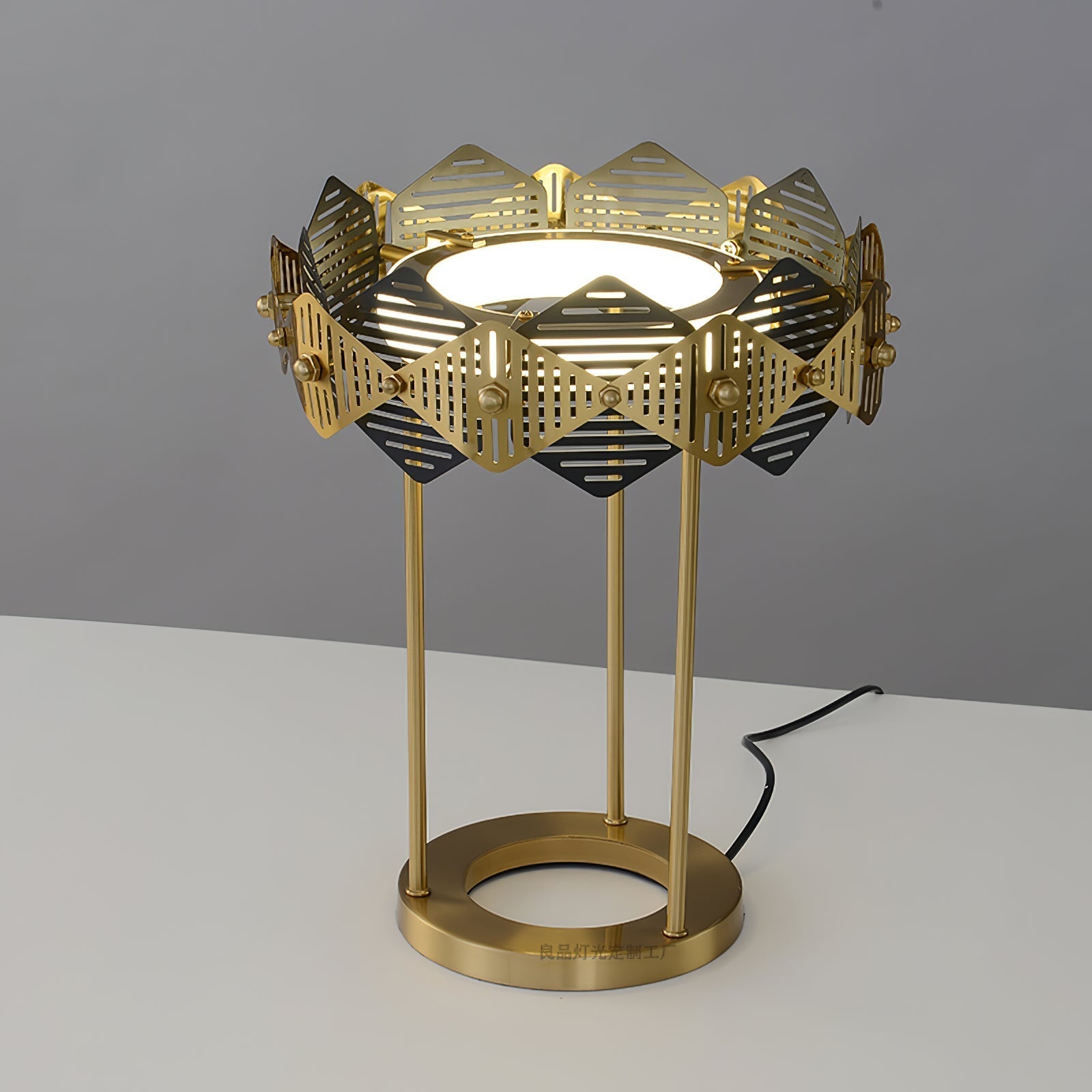 LuxeCrimson - Table Lamp with Timeless Design and Warm Red Elegance 3