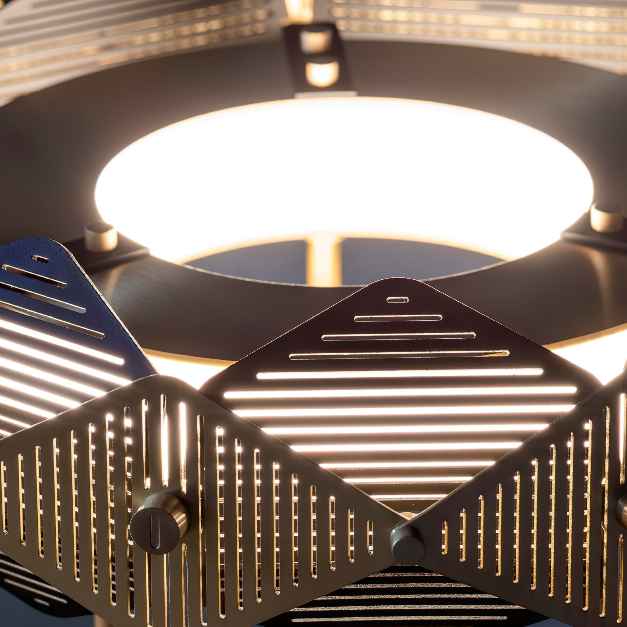 LuxeCrimson - Table Lamp with Timeless Design and Warm Red Elegance 7