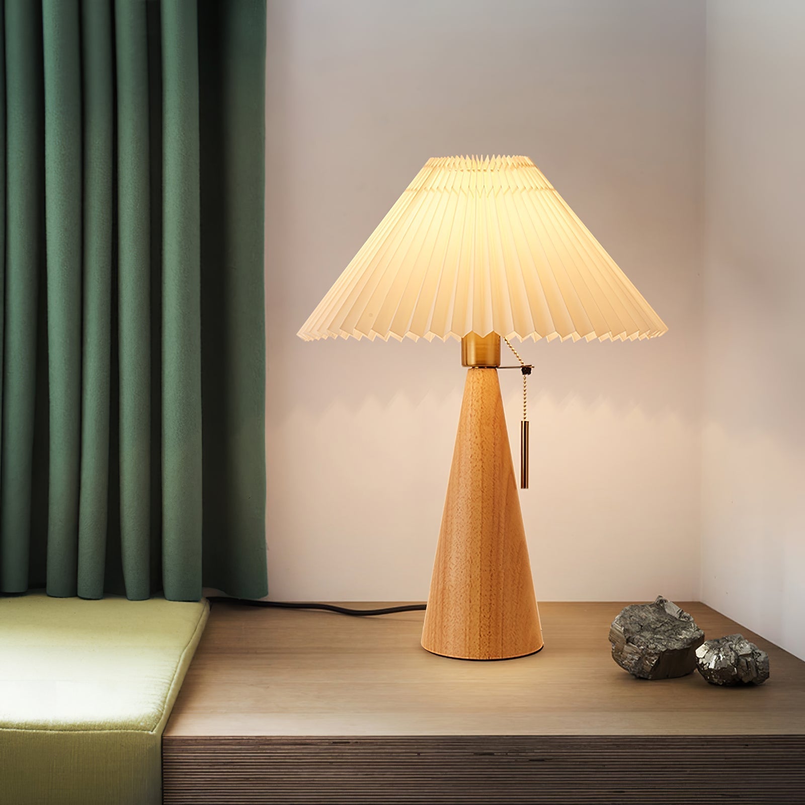 AntiqueRadiance – Elegant Wood and Metal Table Lamp 4