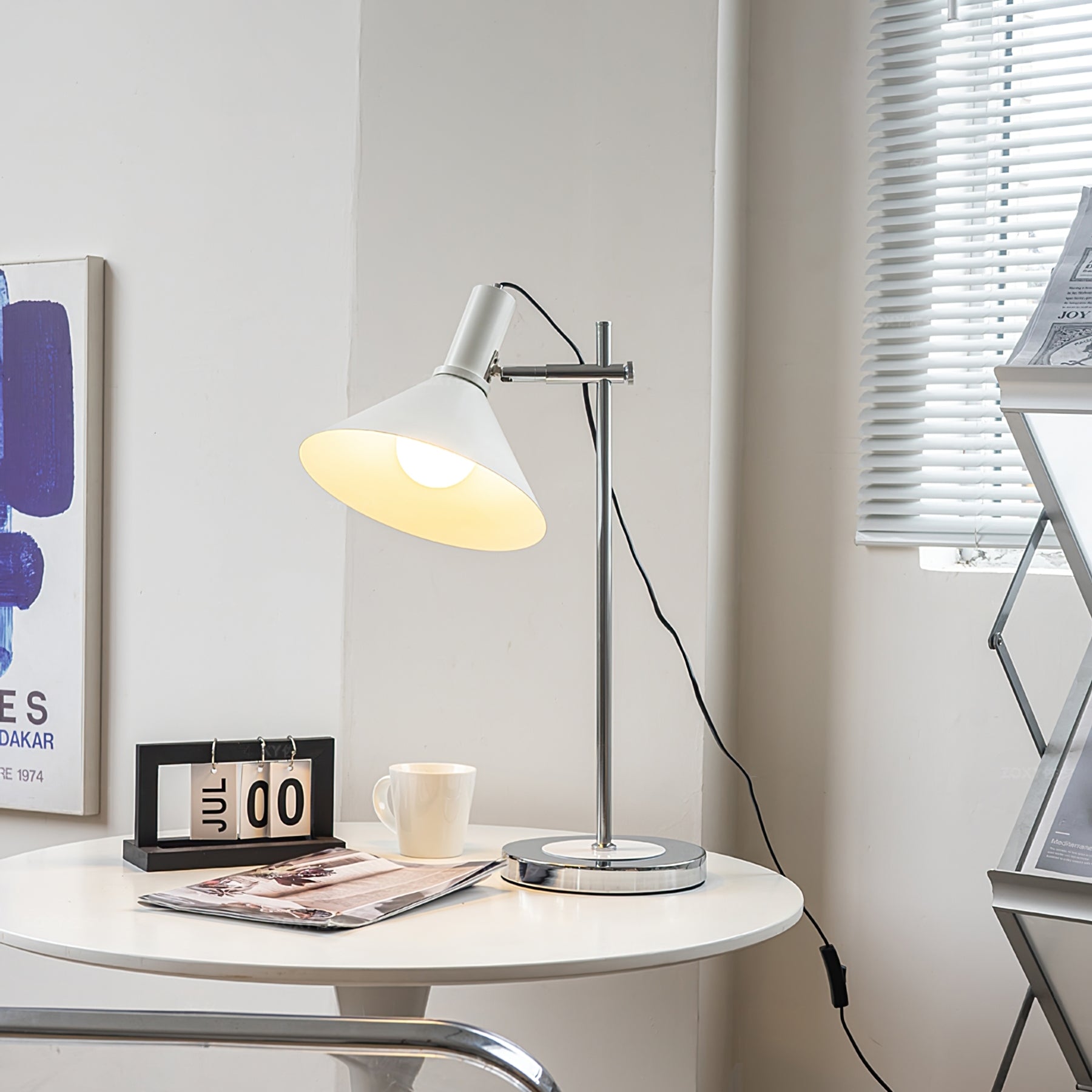 BeamAura - Sleek Table Lamp 3