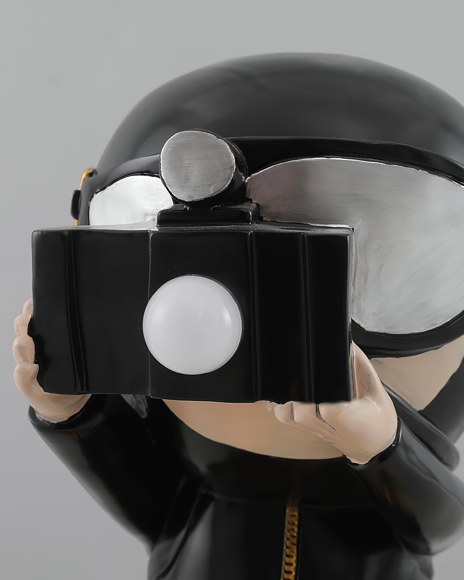 DiverRadiance - Elegant Lamp with Soft Lighting and Contemporary Design 5