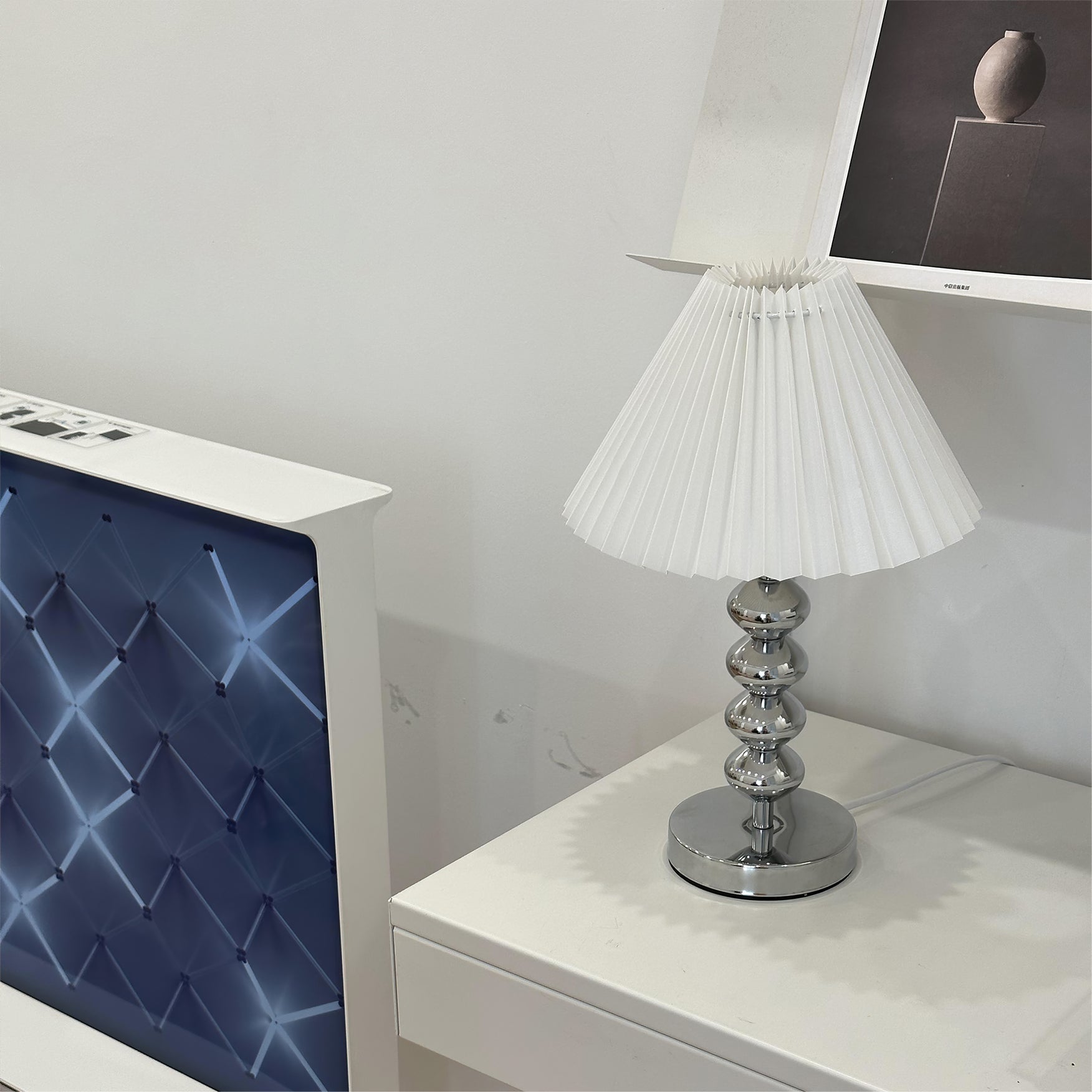 LuxeZuma - Table Lamp with Sleek Base and Cozy Illumination 0