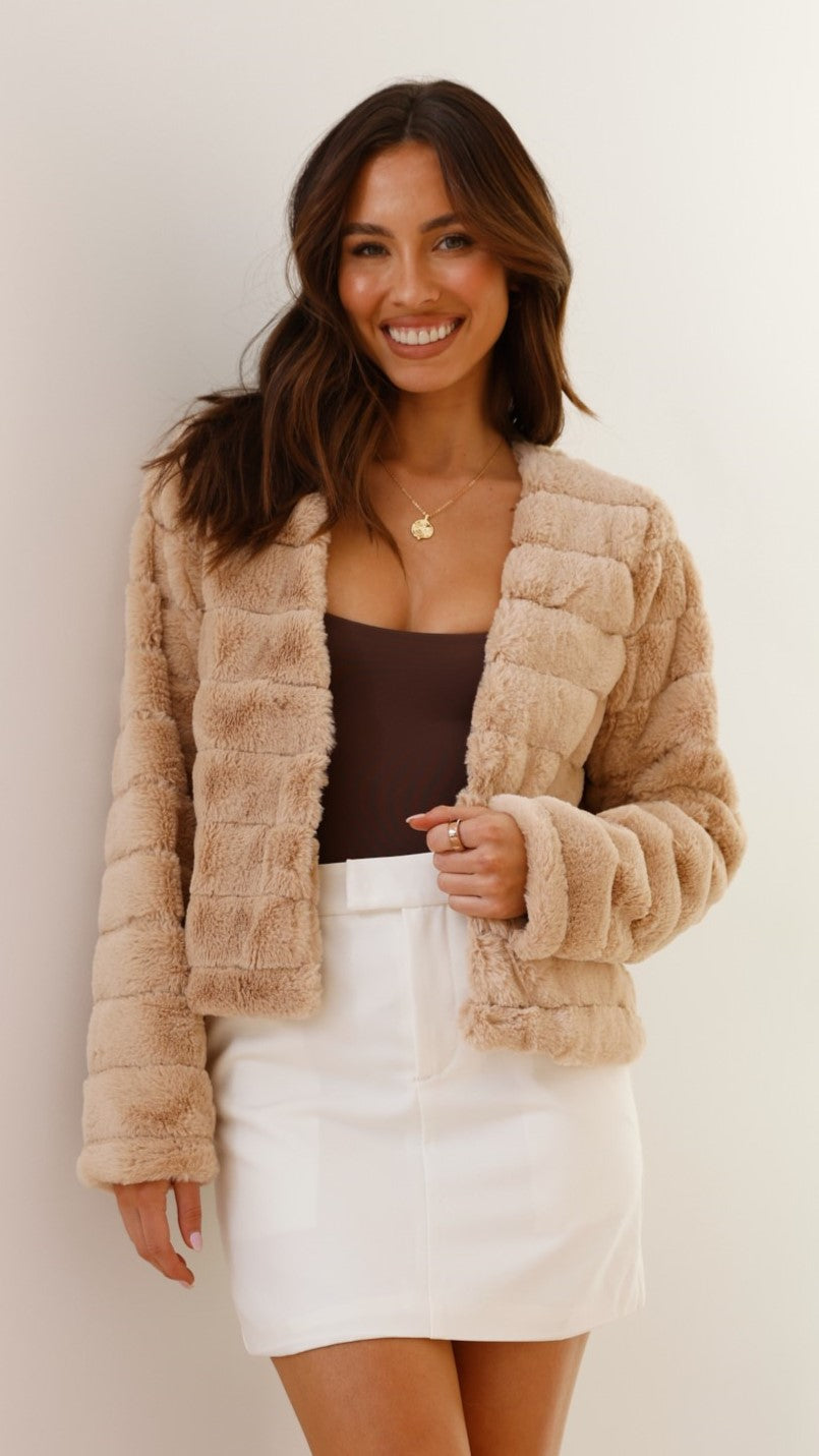 Stylish Women’s Quilted Faux Fur Cropped Jacket – Open Front Winter Coat with Structured Fit for Everyday Comfort 10