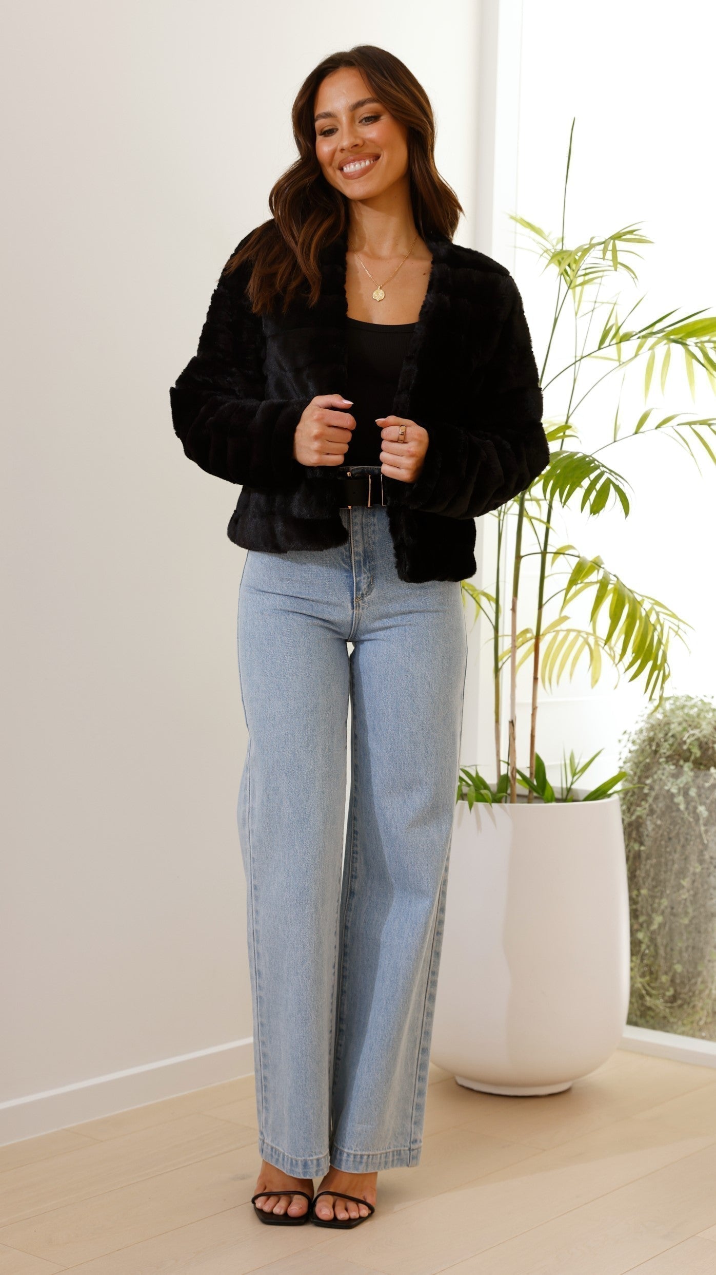 Stylish Women’s Quilted Faux Fur Cropped Jacket – Open Front Winter Coat with Structured Fit for Everyday Comfort 5