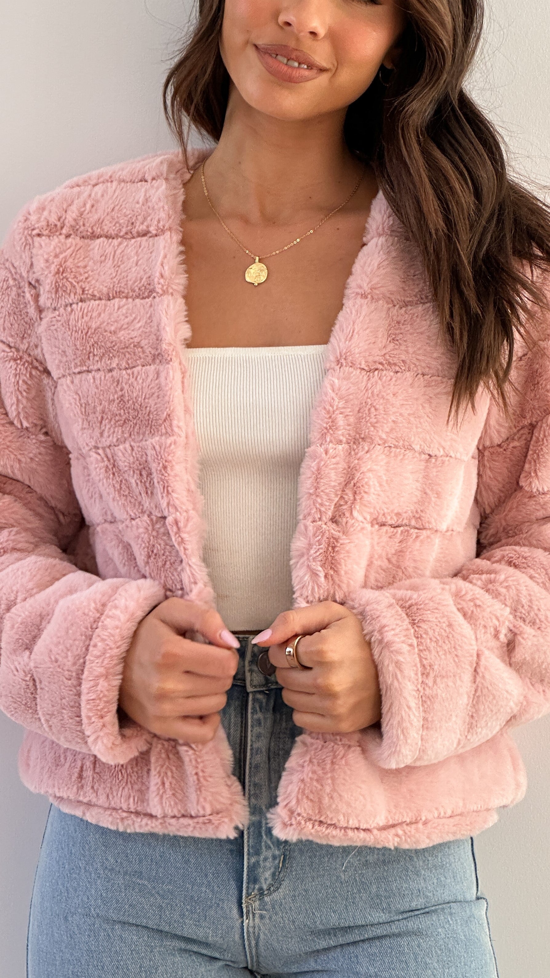 Stylish Women’s Quilted Faux Fur Cropped Jacket – Open Front Winter Coat with Structured Fit for Everyday Comfort 9