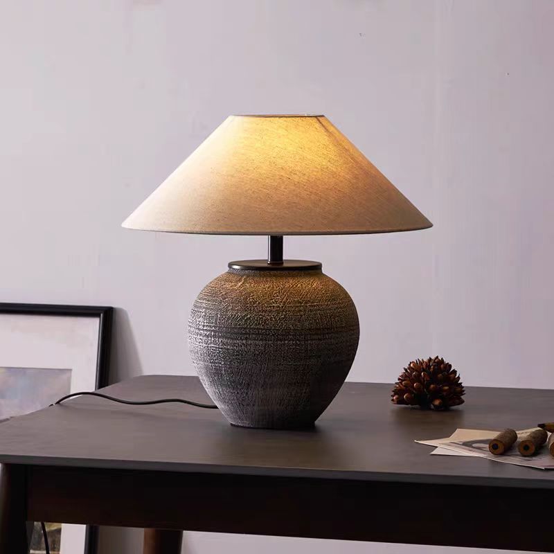 Vyntra | Vintage Ceramic Table Lamp with Classic Appeal 0
