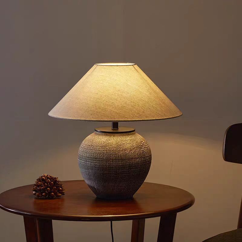 Vyntra | Vintage Ceramic Table Lamp with Classic Appeal 1