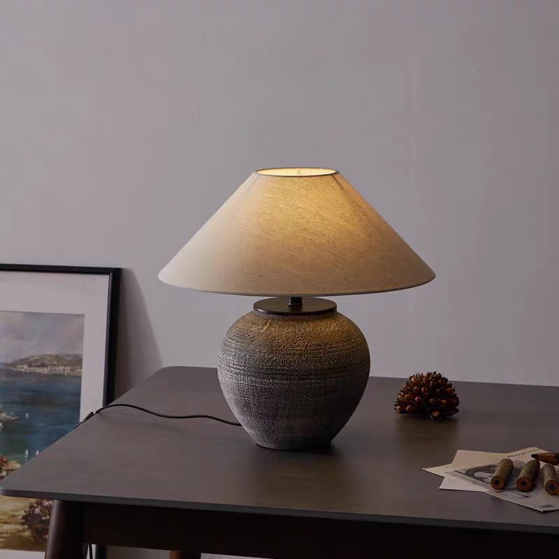 Vyntra | Vintage Ceramic Table Lamp with Classic Appeal 3